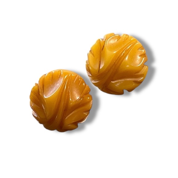 1950s Vintage round carved earrings with screw on backs - Picture 2 of 5